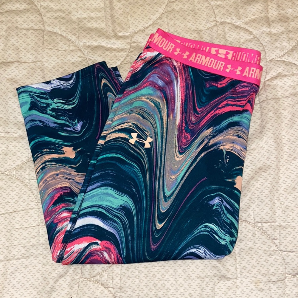 UNDER ARMOUR CAPRI TIE DYE LEGGINGS